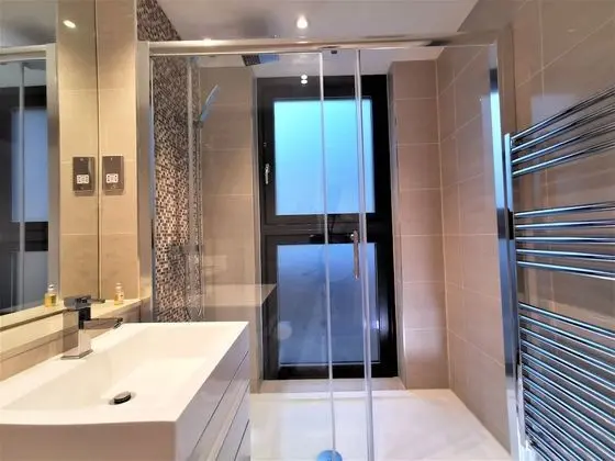 Exclusive Tek Büyük Yataklı Oda