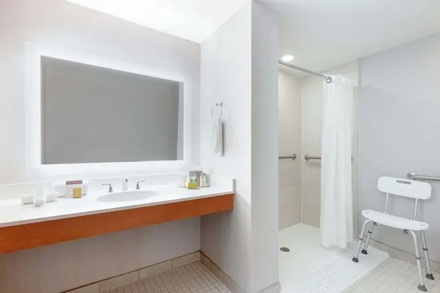 Oda, 1 En Büyük (King) Boy Yatak, Engellilere Uygun, Köşe (Roll-In Shower)