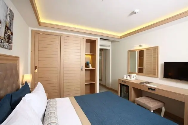 Queen Guest Room