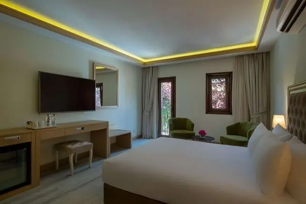 Queen Two Bedroom Suite