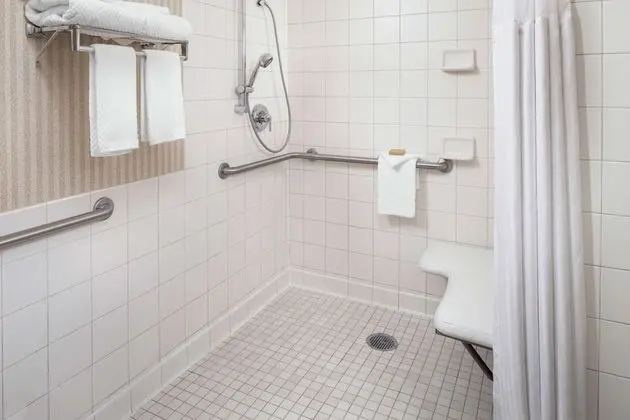 Oda, 1 En Büyük (King) Boy Yatak, Engellilere Uygun (Mobility & Hearing, Roll-in Shower)
