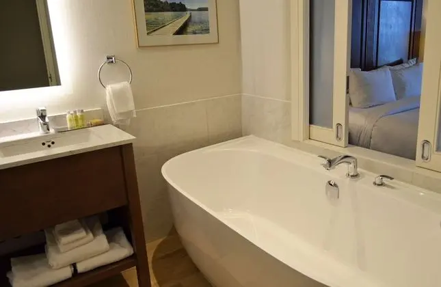 Premium Room, 1 King Bed, Soaker Tub, US Falls View
