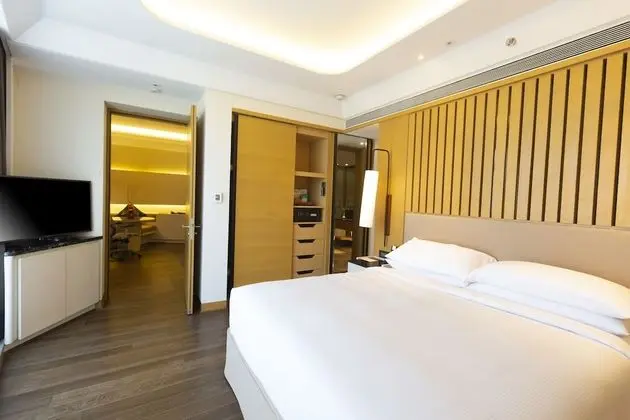 Executive suite with Executive Lounge Access & One way airport Transfer