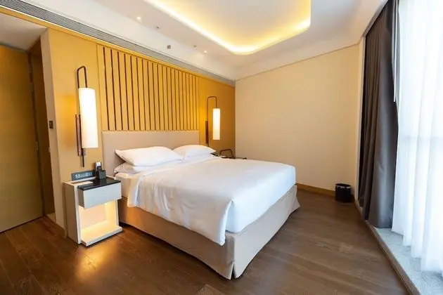 Executive suite with Executive Lounge Access & One way airport Transfer