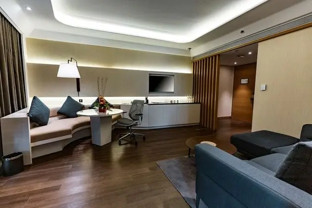 Executive suite with Executive Lounge Access & One way airport Transfer