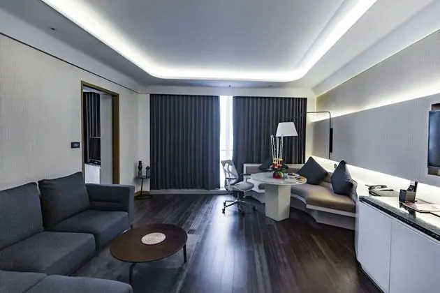 Executive suite with Executive Lounge Access & One way airport Transfer