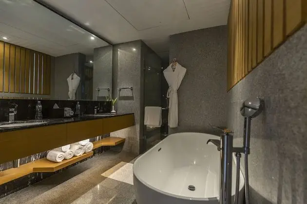 Executive suite with Executive Lounge Access & One way airport Transfer