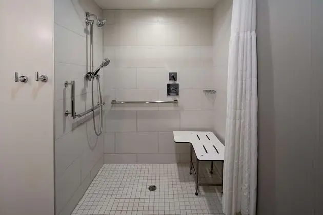 Oda, 2 Büyük (Queen) Boy Yatak, Engellilere Uygun (Roll-In Shower)