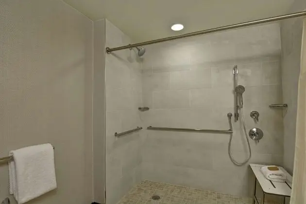 Oda, 1 En Büyük (King) Boy Yatak, Engellilere Uygun (Roll-In Shower)