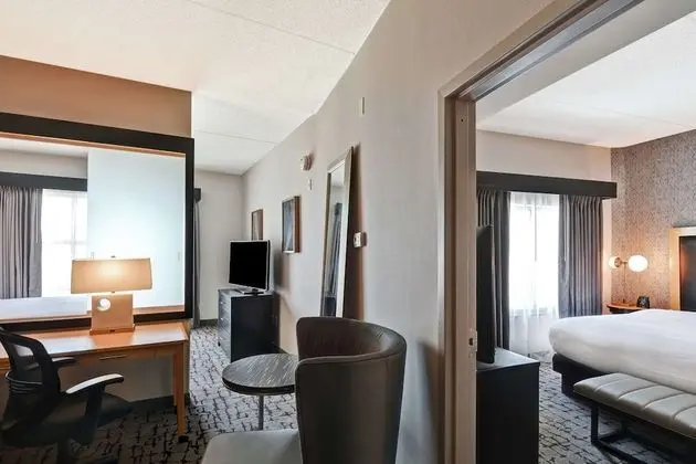 Süit (2 Queen Beds & 1 Sofa Bed)