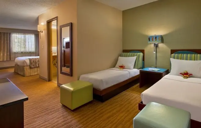 Family Room w Toddler Beds