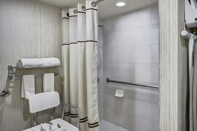Oda, 2 Büyük (Queen) Boy Yatak, Engellilere Uygun (Roll-In Shower)