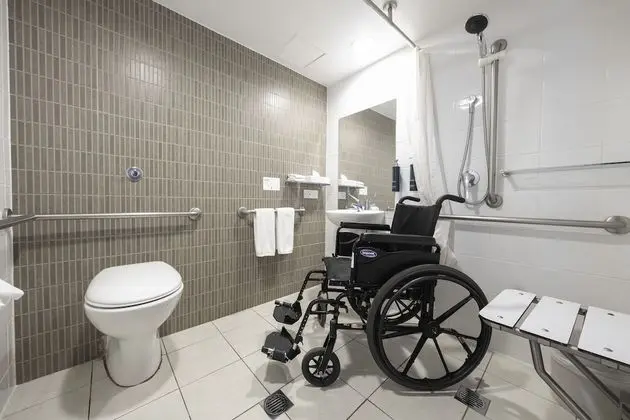 Oda, 1 En Büyük (King) Boy Yatak, Engellilere Uygun (Roll-In Shower)