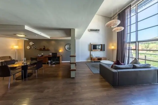 Çatı Katı (Loft), 1 En Büyük (King) Boy Yatak, Küçük Mutfak