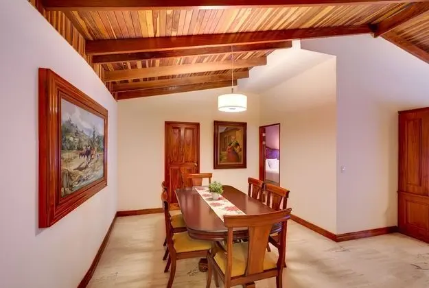 2 Bedroom Pres. Suite, Jetted tub and Sauna, Business Lounge Access