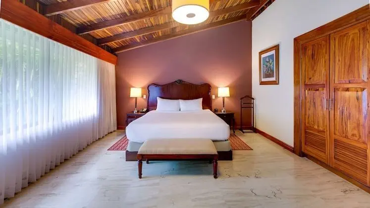 2 Bedroom Pres. Suite, Jetted tub and Sauna, Business Lounge Access
