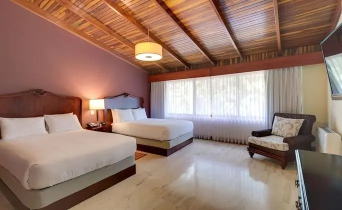 2 Bedroom Pres. Suite, Jetted tub and Sauna, Business Lounge Access