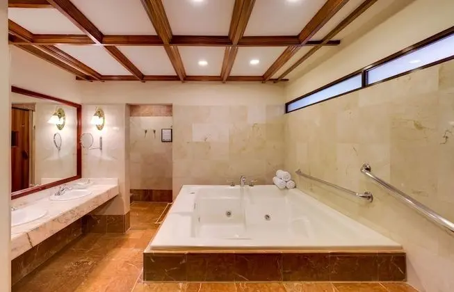 2 Bedroom Pres. Suite, Jetted tub and Sauna, Business Lounge Access