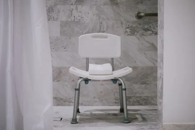 Oda, 1 En Büyük (King) Boy Yatak, Engellilere Uygun (Roll-In Shower)