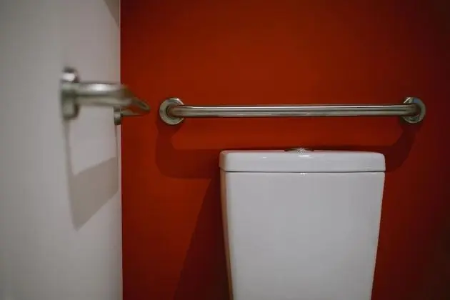 Oda, 1 En Büyük (King) Boy Yatak, Engellilere Uygun (Roll-In Shower)
