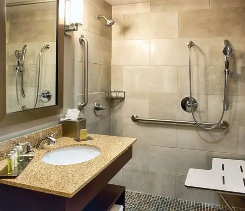 Oda, 1 Büyük (Queen) Boy Yatak, Engellilere Uygun, Sigara İçilmez (Roll-in Shower)
