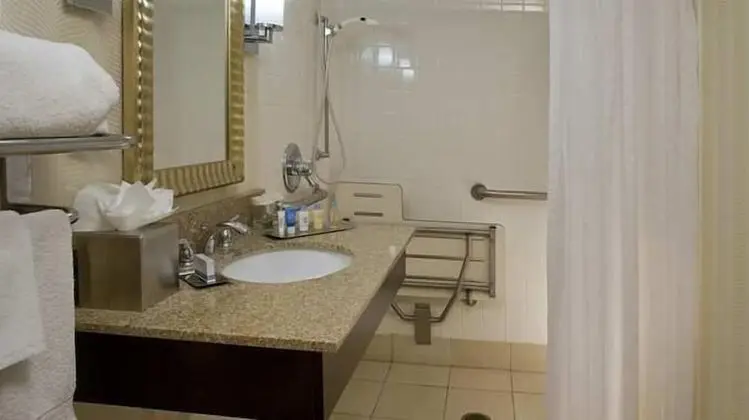 Oda, 1 Büyük (Queen) Boy Yatak, Sigara İçilmez (Mobility & Hearing, 3x3 Shower)