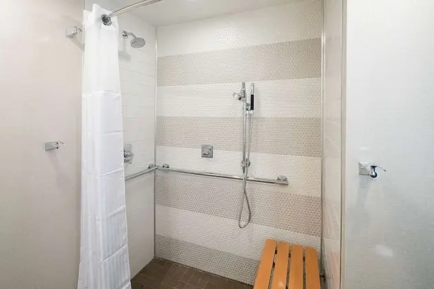 Oda, 2 Büyük (Queen) Boy Yatak, Engellilere Uygun (Mobility & Hearing, Roll-in Shower)