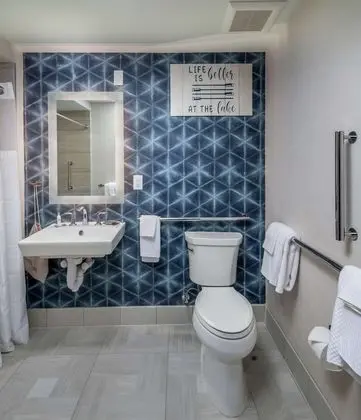 Oda, 2 Büyük (Queen) Boy Yatak (Roll-In Shower, Mobility & Hearing)
