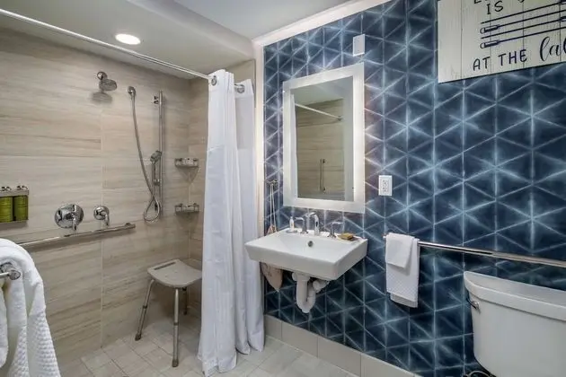 Oda, 2 Büyük (Queen) Boy Yatak (Roll-In Shower, Mobility & Hearing)