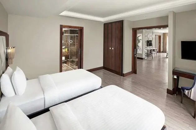 https://i.travelapi.com/lodging/7000000/6570000/6560300/6560270/8b185132_z.jpg