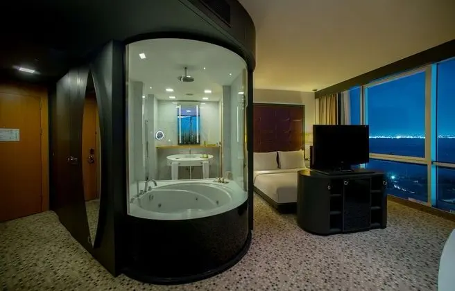 https://i.travelapi.com/lodging/4000000/3760000/3754100/3754059/19958d3c_z.jpg