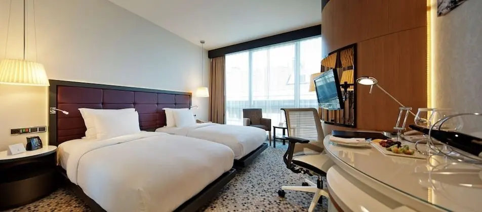 https://i.travelapi.com/lodging/4000000/3760000/3754100/3754059/2b74ea45_z.jpg