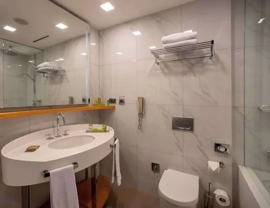 https://i.travelapi.com/lodging/4000000/3760000/3754100/3754059/6b0b0260_z.jpg