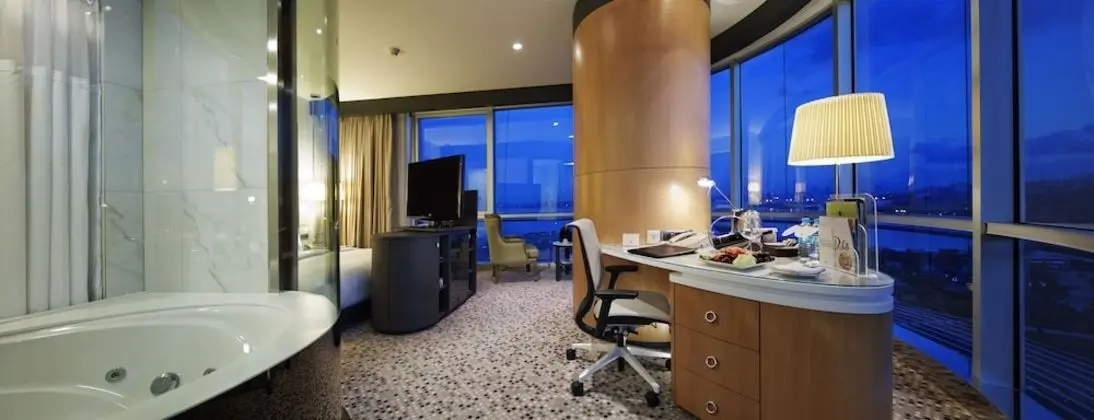 https://i.travelapi.com/lodging/4000000/3760000/3754100/3754059/75fee500_z.jpg