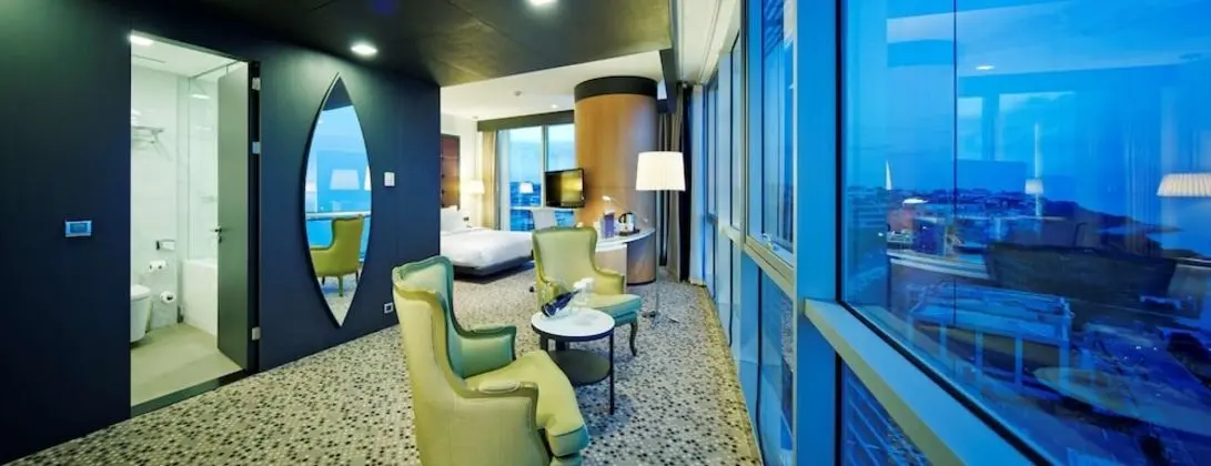 https://i.travelapi.com/lodging/4000000/3760000/3754100/3754059/987638d7_z.jpg