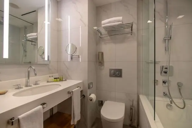 https://i.travelapi.com/lodging/4000000/3760000/3754100/3754059/d4c40c3b_z.jpg
