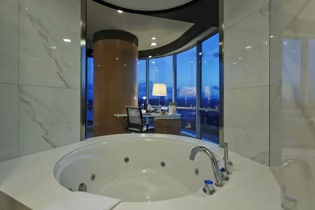https://i.travelapi.com/lodging/4000000/3760000/3754100/3754059/ded73f96_z.jpg