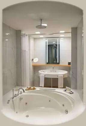 https://i.travelapi.com/lodging/4000000/3760000/3754100/3754059/w2320h3392x120y96-92436465_z.jpg