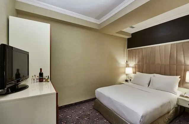 https://i.travelapi.com/lodging/7000000/6590000/6583800/6583713/ad2188e1_z.jpg