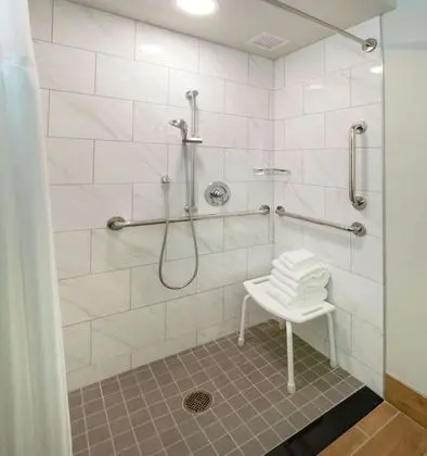 Oda, 1 En Büyük (King) Boy Yatak, Engellilere Uygun (Mobility & Hearing, Roll-in Shower)