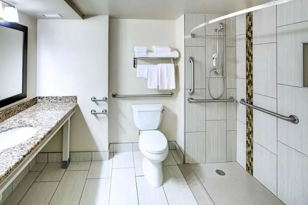 Oda, 2 Büyük (Queen) Boy Yatak, Engellilere Uygun (Mobility & Hearing, 3x3 Shower)