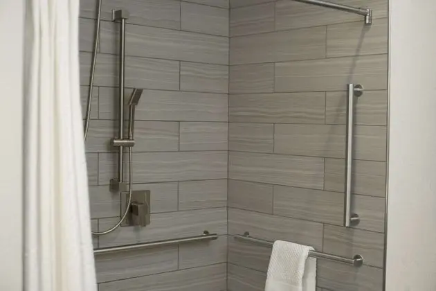Oda, 1 En Büyük (King) Boy Yatak, Engellilere Uygun (Mobility & Hearing, Roll-In Shower)