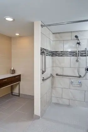 Oda, 1 En Büyük (King) Boy Yatak, Engellilere Uygun (Roll-In Shower)