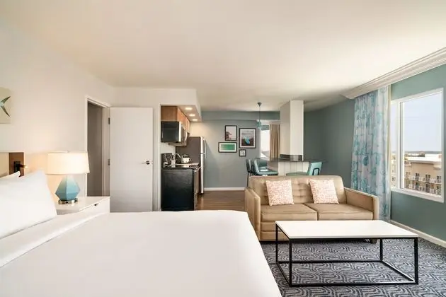 Basic Tek Büyük Yataklı Oda, 2 Büyük (Queen) Boy Yatak, Balkon, Kısmi Deniz Manzarası