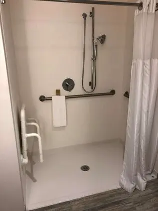 Oda, 1 En Büyük (King) Boy Yatak, Engellilere Uygun, Sigara İçilmez (Roll-in Shower)