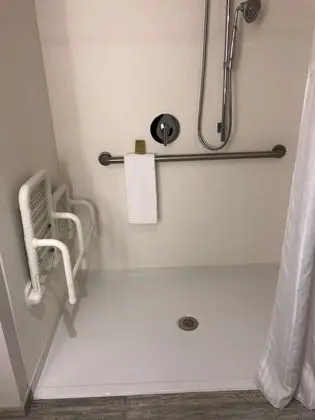 Oda, 1 En Büyük (King) Boy Yatak, Engellilere Uygun, Sigara İçilmez (Roll-in Shower)