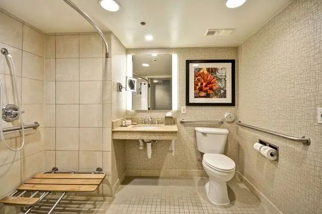 Oda, 2 Büyük (Queen) Boy Yatak, Engellilere Uygun (Mobility & Hearing, Roll-in Shower)