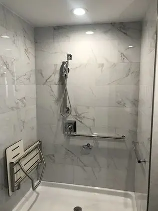 Oda, 1 En Büyük (King) Boy Yatak, Sigara İçilmez (Roll-in Shower, Little Extras Upgrade)