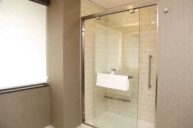 Oda, 1 En Büyük (King) Boy Yatak, Engellilere Uygun (Roll In Shower)