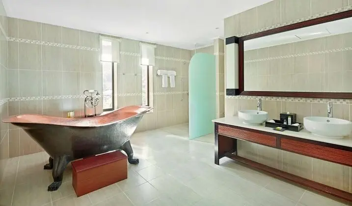 Grand Room, 1 King Bed, Beach View, Jacuzzi on Balcony